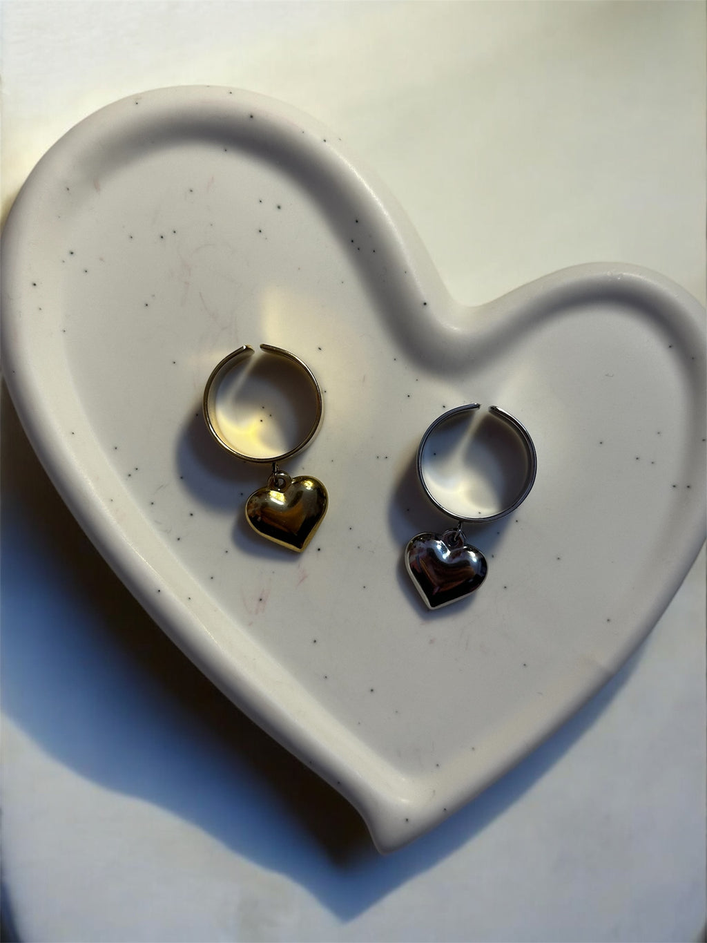 Anello a fascia cuore pendente