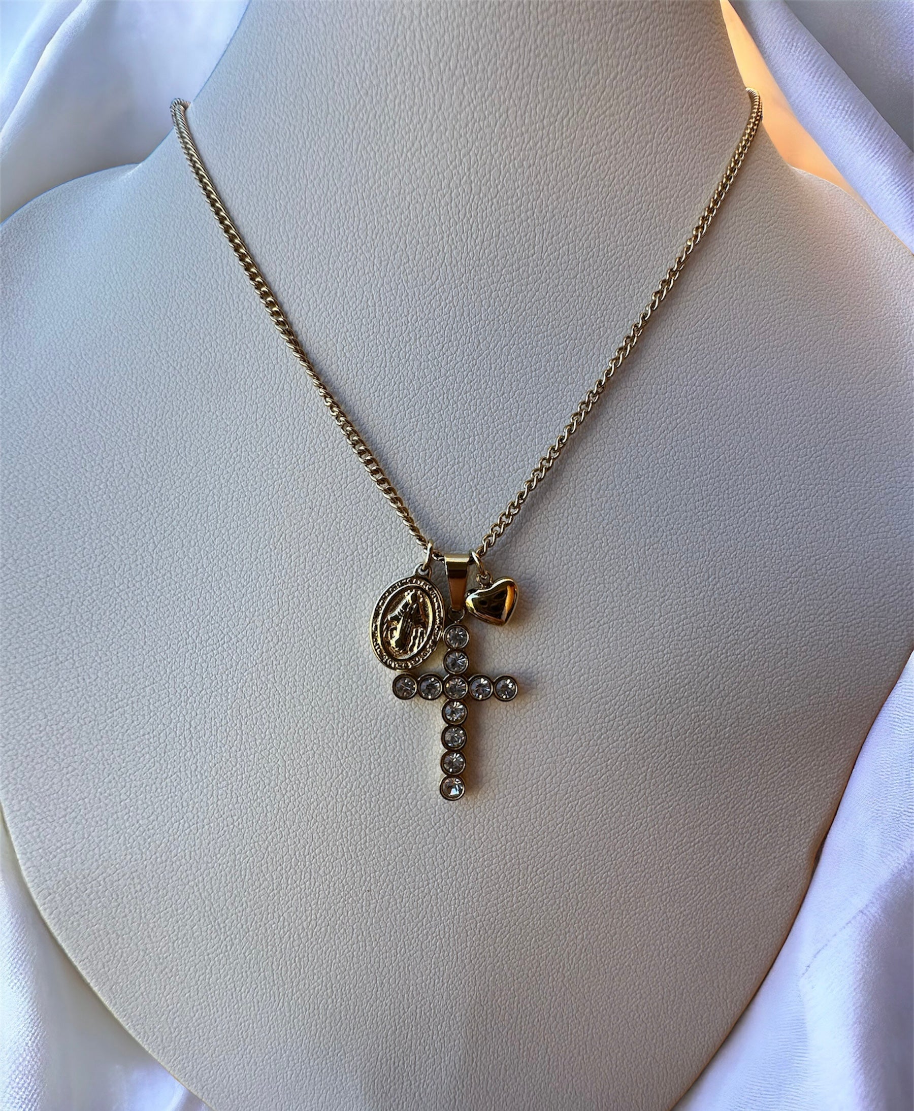 Tris Pendant Necklace